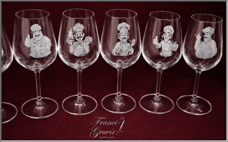 gravírozott boros poharak szakács mintával